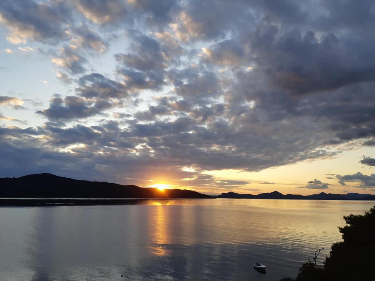 Apartments Ratac Lobrovic With Private Beach And Beautiful Sunset スラノ エクステリア 写真
