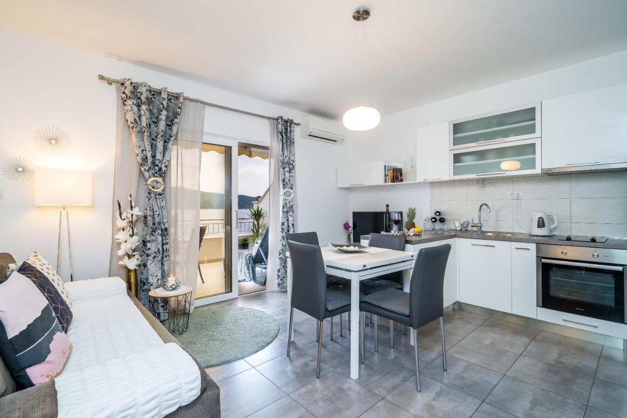 Apartments Ratac Lobrovic With Private Beach And Beautiful Sunset スラノ エクステリア 写真