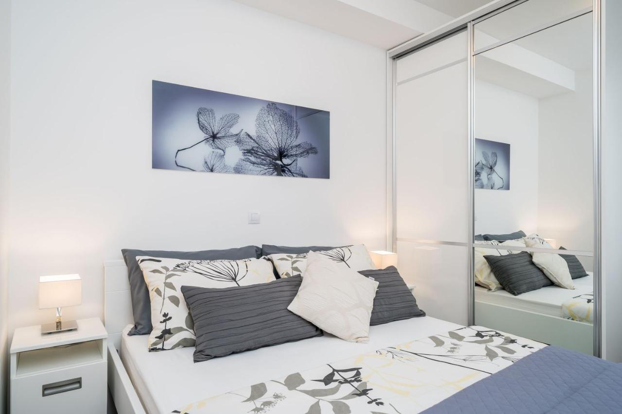 Apartments Ratac Lobrovic With Private Beach And Beautiful Sunset スラノ エクステリア 写真
