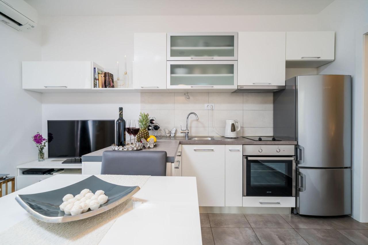 Apartments Ratac Lobrovic With Private Beach And Beautiful Sunset スラノ エクステリア 写真