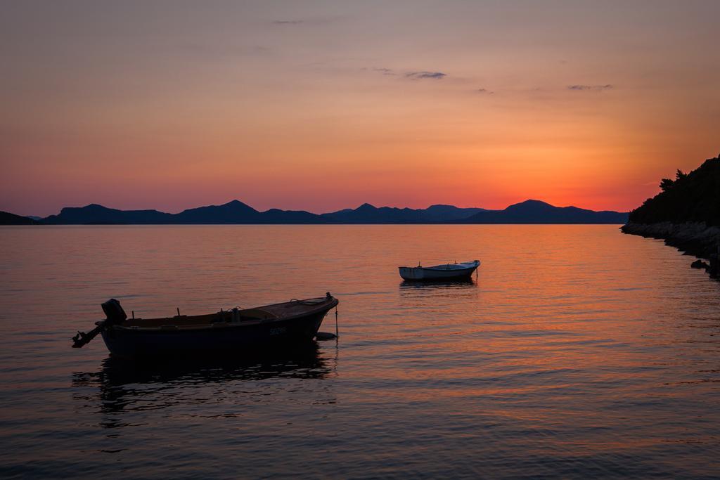 Apartments Ratac Lobrovic With Private Beach And Beautiful Sunset スラノ エクステリア 写真